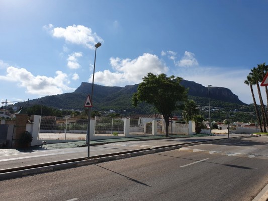 Calp renueva la iluminación del centro con cien luminarias y compra 40 farolas y decoración para fiestas con 126.000 euros

