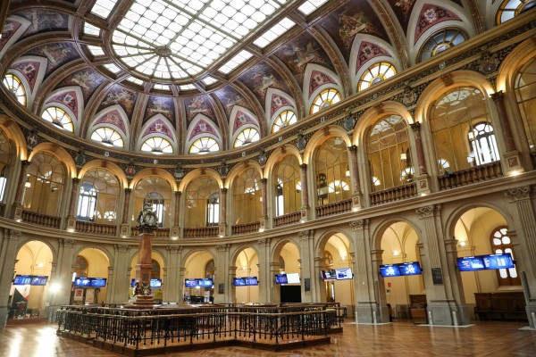 El Ibex 35 corrige un 1,7% en la media sesión lastrado por la banca
