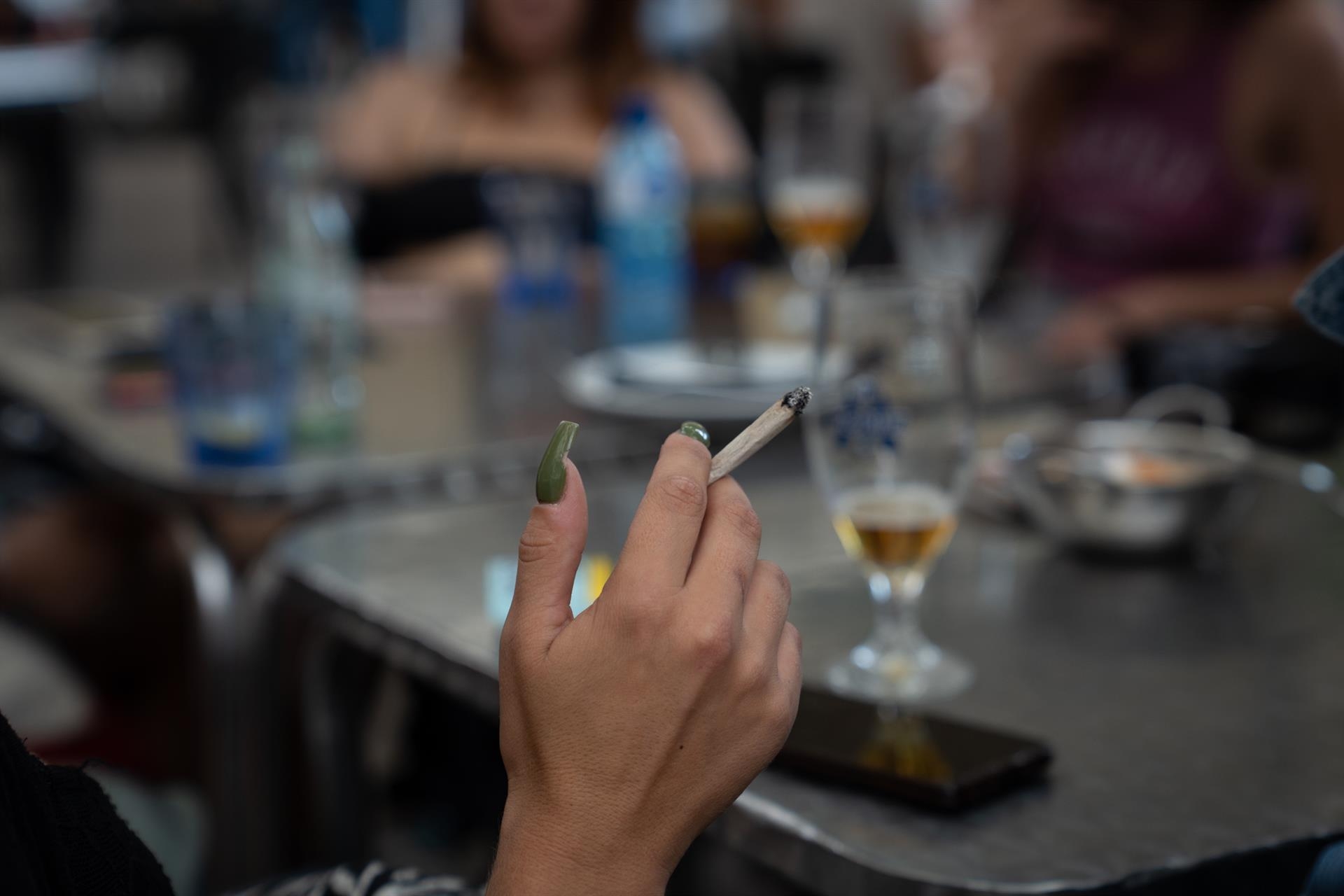 El Supremo avala que las empresas obliguen a sus trabajadores a fichar cuando salen a fumar o al café