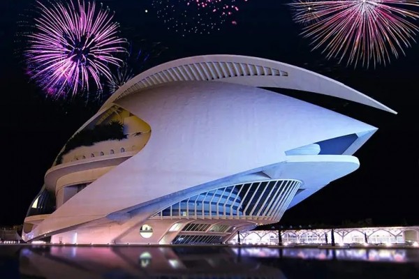 Les Arts abre sus terrazas para disfrutar de los castillos de Fallas en primera línea