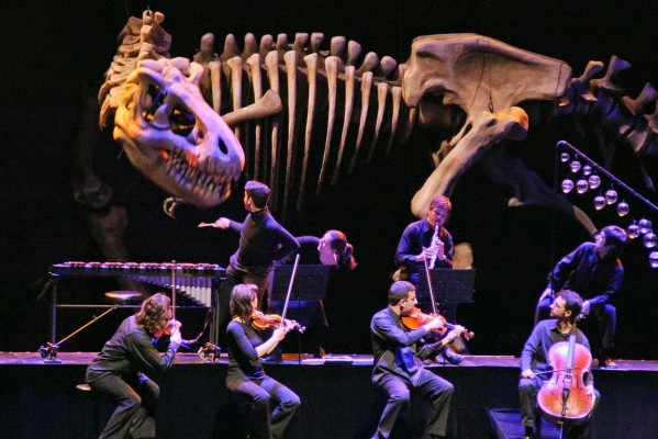 Un dinosaurio de 12 metros y otros animales protagonizan el mayor montaje de los 'Conciertos en Familia'
