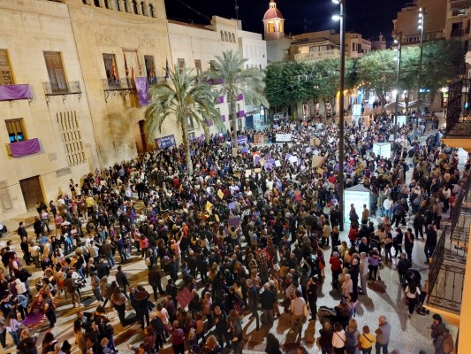 Unitaria y multitudinaria manifestación en Elche por el 8M  