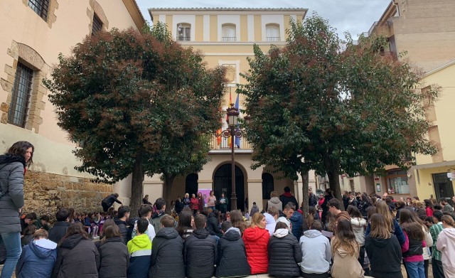 Benassal recorda la lluita feminista davant d'una multitud de xiquets i xiquetes
