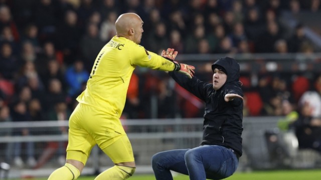 Aficionado del PSV que agredió a Dmitrovic, condenado a tres meses de cárcel
