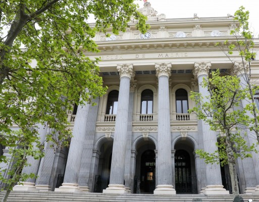 El Ibex 35 se revaloriza un 0,5% al cierre y se consolida en los 9.400 enteros