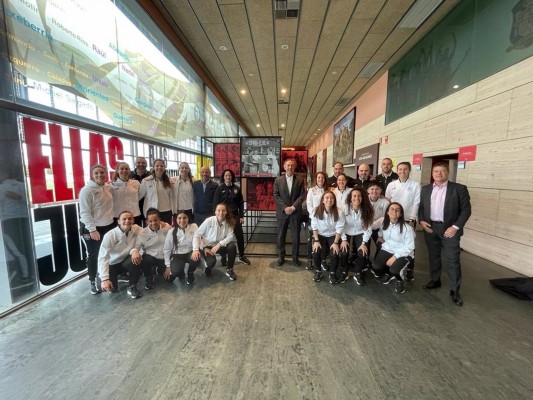 La RFEF conmemora el 8-M con una exposición sobre la mujer futbolista en España