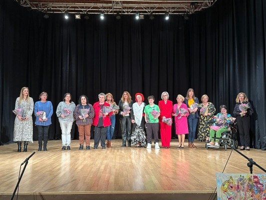 San Vicente pone el broche morado al 8M con la VII Gala de la Mujer y reconoce a 13 sanvicenteras