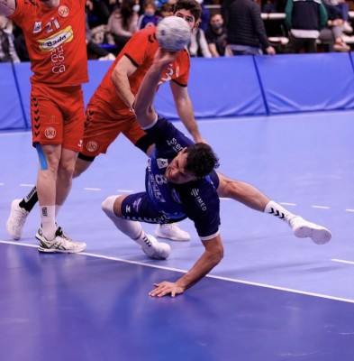 José Oliver amplía en dos años su vinculación con el Balonmano Benidorm
