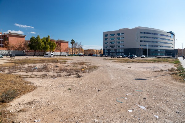 Urbanismo inicia en Elche la consulta para allanar el suelo de las 70 viviendas sociales en Los Palmerales 