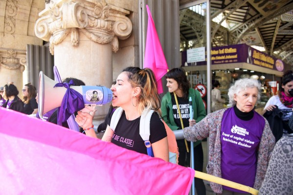 Decenas de mujeres se encadenan a las puertas del Mercado Central de València