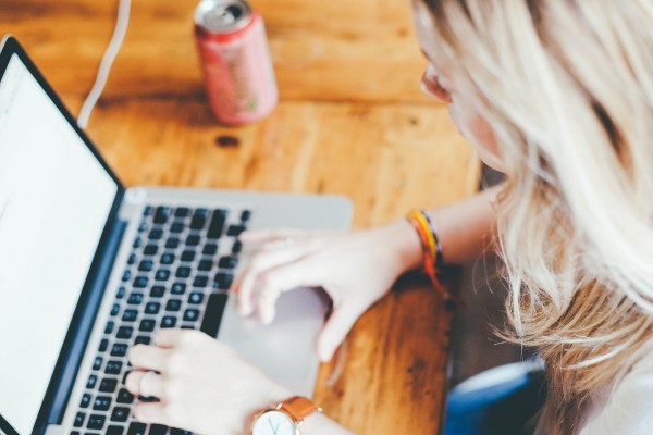 El 51 % de las personas en edad laboral son mujeres, pero solo trabaja el 45 %
