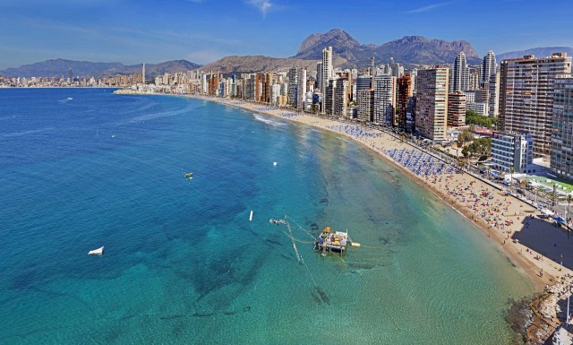 Benidorm licita el contrato para actividades lúdicas en la playa, prorrogado dos años por la pandemia