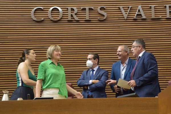 Los grupos de Les Corts podrán mantener a sus asesores en la próxima legislatura