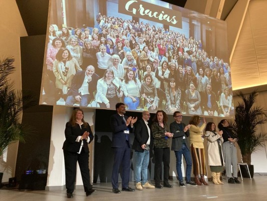 El bipartito de Alicante defiende su gestión social: 3,1 millones en ayudas y el triple de asistencias