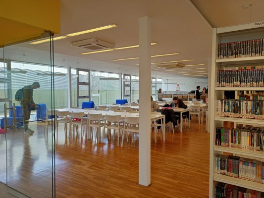La Escuela Oficial de Idiomas de Elche ofrece una mediateca para practicar y aprender lenguas de manera autónoma