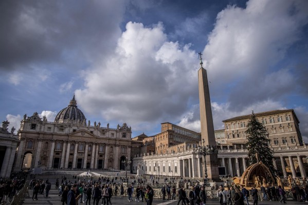 El Vaticano devuelve tres fragmentos del Partenón a Grecia