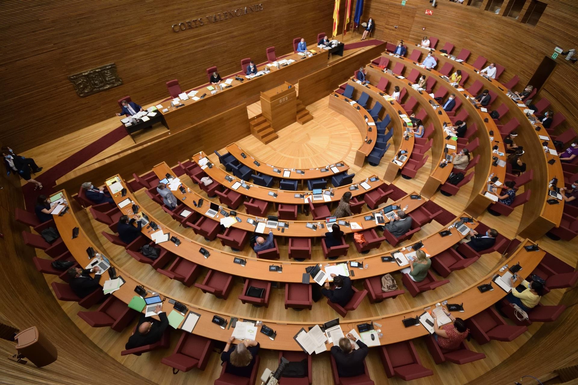 Les Corts comienza a usar un corrector de lenguaje sexista para impulsar la igualdad de género

