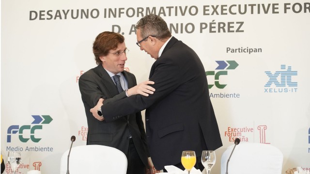 Almeida se deshace en halagos con el alcalde de Benidorm, Toni Pérez: 