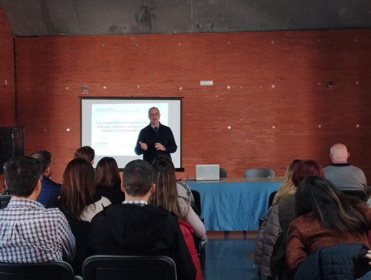 San Vicente imparte una charla sobre la prevención del fraude en la administración local