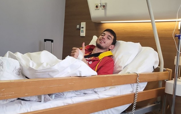 El atleta del Playas Enrique Llopis recibe el alta hospitalaria y regresa a España este martes