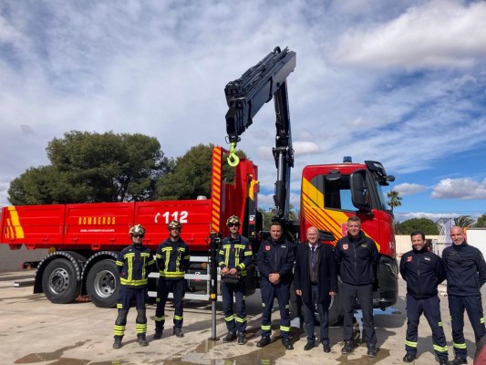 Alicante incorpora un nuevo camión grúa para mejorar las asistencias de los bomberos
