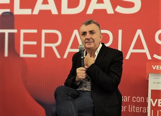 Manuel Vilas, ganador del Premio Nadal 2023 visita de nuevo las 'Veladas literarias' de Maestral