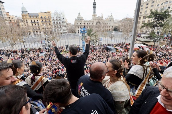 Alpujarreña dispara el primer domingo una 'mascletà' con su innovador 'Martillo de Thor'