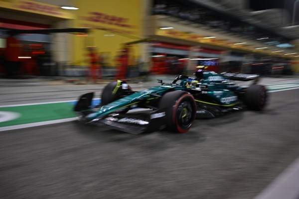 Verstappen, primer líder tras ganar en Baréin por delante de 'Checo' y Alonso
