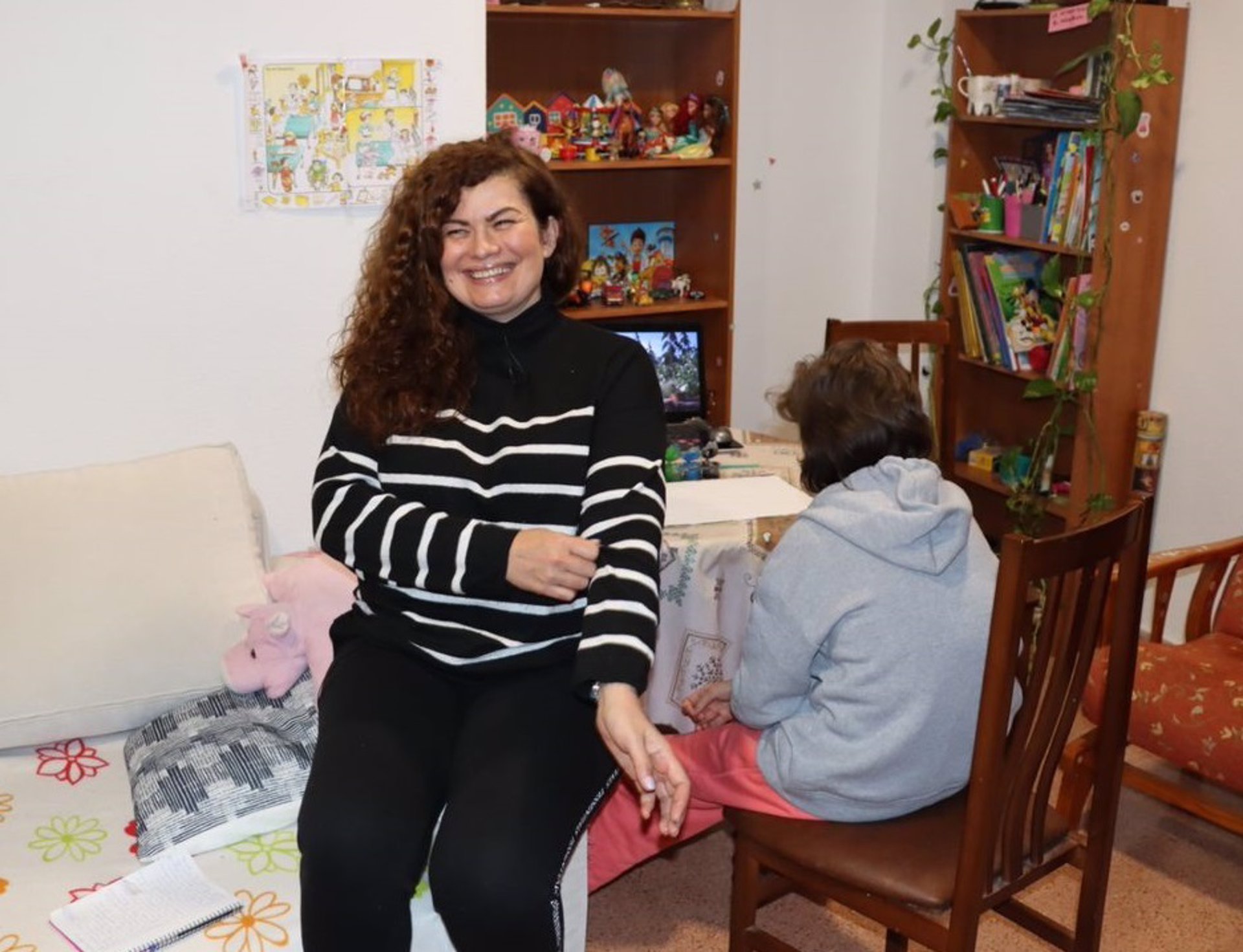 Olesya Savelieva y su hija Lisa, procedentes de Ucrania. Viven en Alicante, gracias a Cáritas Orihuela. Foto: CÁRITAS - 