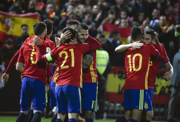 Silva dirige una goleada que mantiene firme a España en el liderato