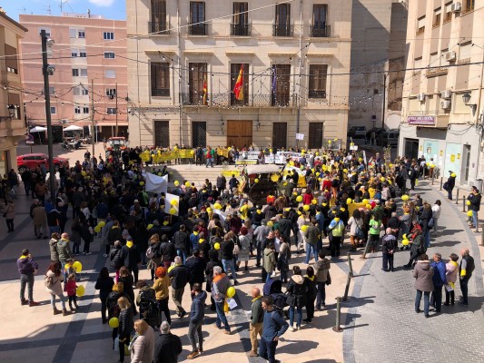 Centenares de personas exigen en Monòver la suspensión de las licencias para macroplantas fotovoltaicas