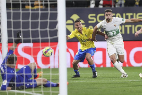 El Cádiz acudirá a la vía judicial y el Elche se limita a pedir públicamente que no se hable de 'caso Elche'