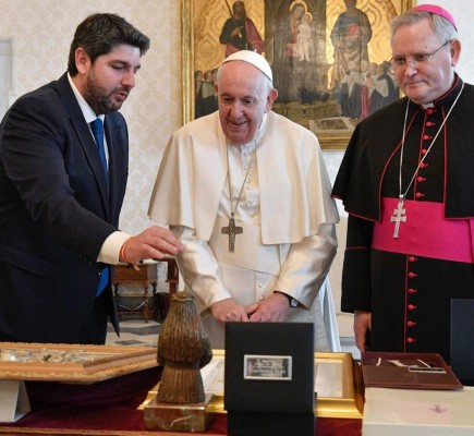 López Miras regala al Papa recuerdos de la Virgen de la Caridad, la Fuensanta y de las Bordadoras de Lorca en su visita al Pontífice