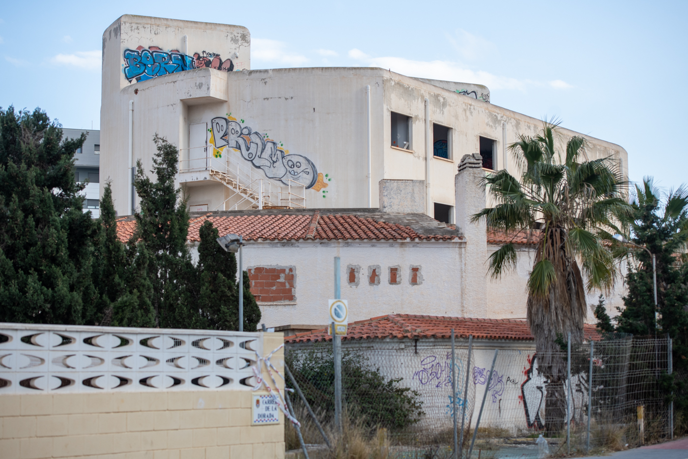 El edificio de la antigua Clínica Mare Nostrum de Alicante, en estado de abandono. Foto: RAFA MOLINA - 