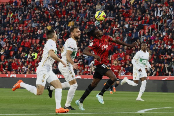 La primera parte del Real Mallorca-Elche se cierra sin goles, pero con muchas ocasiones