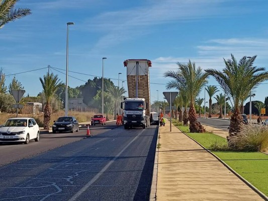 El bipartito de Elche aprueba otro millón para asfaltar y adjudica la limpieza del Parque Empresarial