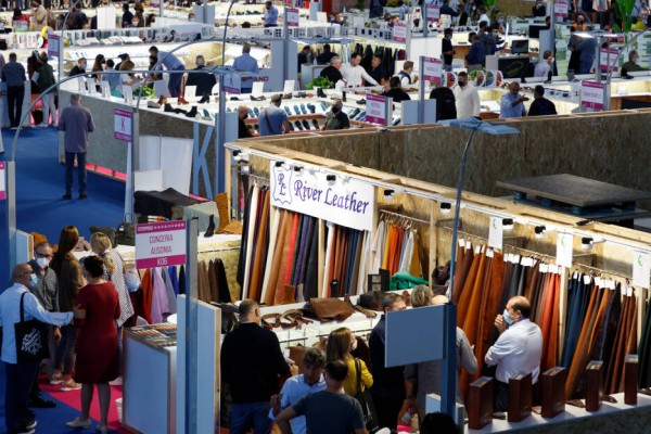 Materiales reciclados y colores brillantes destacan en la colección verano'24