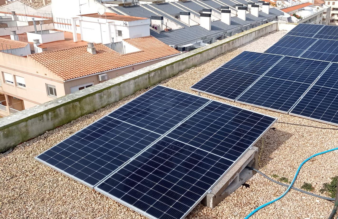 Peñíscola activa 40 placas solares para evitar la emisión de 200 toneladas de CO2 en 25 años