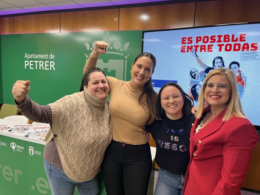 Petrer visibiliza la unión entre mujeres en la campaña de sensibilización del 8M