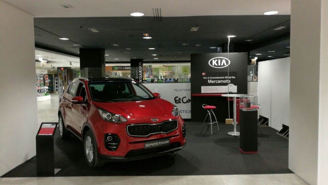 Kia Mercamoto participa en la promoción del trigésimo aniversario de Hipercor