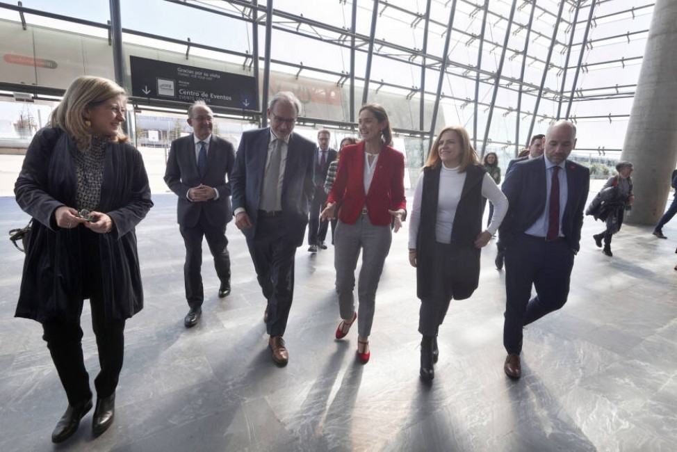 La ministra de Industria, la delegada del Gobierno, la directora de Cevisama y el presidente y secretario general de Ascer en Cevisama (Foto: Antonio Pradas) - 
