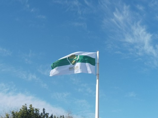 La bandera del Centenario del Elche ya ondea en la Rotonda de la Afición