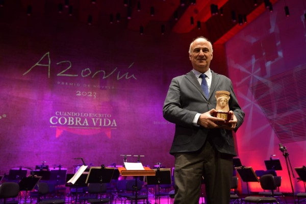 'Los perseguidos', de Fernando Benzo Sáinz, se alza con el Premio Azorín de Novela 2023