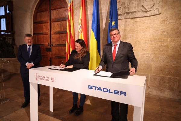 La Generalitat y Stadler suscriben el contrato de compra de 16 nuevos tranvías para Metrovalencia y el TRAM