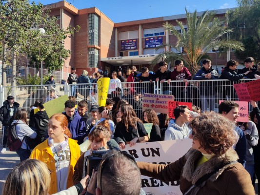 La plataforma educativa del distrito de Playas protesta entre promesas de soluciones del Consell