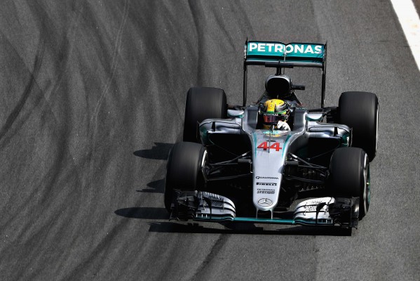 Hamilton vence y Rosberg sobrevive al diluvio de Interlagos; Sainz y Alonso, sexto y décimo
