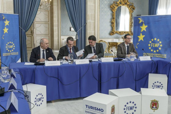 La FEMP exige la mejora de la financiación local en Alicante y aboga por el transporte público gratis