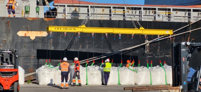 J.J. Forwarder distribuirá en España y Portugal las 28 toneladas de azúcar descargadas en el Puerto, la mayor operativa en Europa