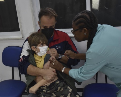 Expertos aplauden la vacunación contra el VPH también en varones menores de 12 años
