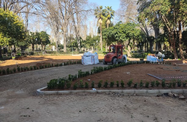 El nuevo jardín del parque Ribalta va tomando forma: dos parterres reemplazan a la cruz
